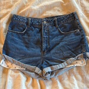 Pilcro women’s Blue Jean Shorts Distressed Style size 28 with pocket detail